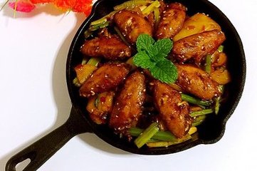 “干锅鸡翅”的家常做法，麻辣鲜香，好吃到舔盘子