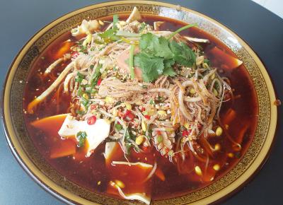 川味冒菜技术培训班，老师在一旁从中指导